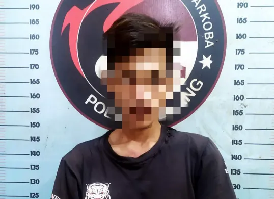 Tersangka AS saat diamankan di ruang Satresnarkoba Polres Serang. (Sumber: Dok. Humas Polres Serang)