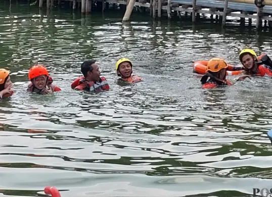 Puluhan relawan Baznas dan mahasiswa binaan mengikuti kegiatan water rescue di Situ Rawa Gede, Kota Bekasi, Sabtu, 31 Mei 2025. (Sumber: POSKOTA | Foto: Nurpini Aulia Rapika)