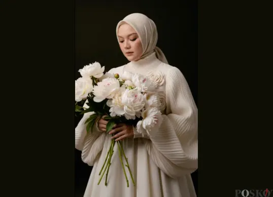 Ubah Foto Biasa Jadi Aesthetic Pegang Bunga ala Studio Pakai Gemini AI (Sumber: TikTok/@firdavidha)