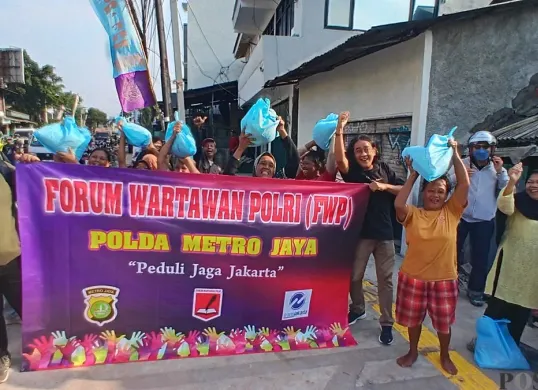 Sejumlah wartawan yang tergabung dalam Forum Wartawan Polri (FWP) Polda Metro Jaya membagikan sembako kepada warga kurang mampu pada Jumat, 31 Oktober 2025. (Sumber: POSKOTA | Foto: Ali Mansur)