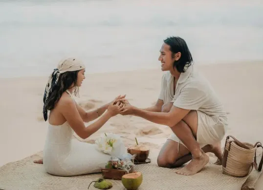 Pembalap, Sean Gelael, resmi melamar aktris Hana Malasan dalam sebuah momen romantis yang digelar di Nihi Sumba, Nusa Tenggara Timur (NTT). (Sumber: Instagram/@gelaelized)