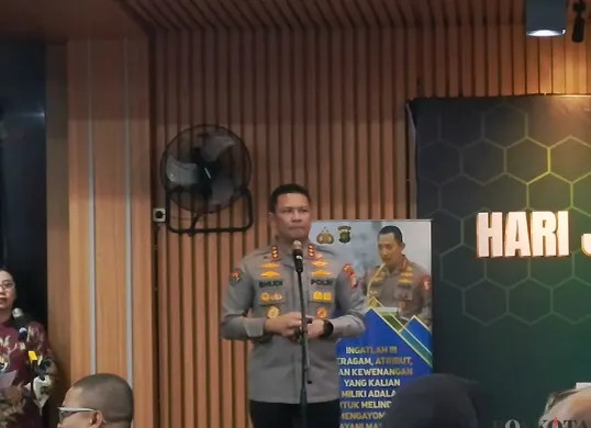 Kepala Bidang Hubungan Masyarakat Polda Metro Jaya, Komisaris Besar Polisi Budi Hermanto, menjelaskan perihal pemeriksaan terhadap artis Onadio Leonardo yang masih berlangsung. (Sumber: Poskota/Ali Mansur)