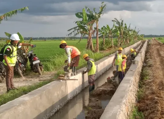 Para pekerja saat melaksanakan pekerjaan pada proyek irigasi DI Cukang Sadang di Kecamatan Pagelaran, Pandeglang. (Sumber: Istimewa)