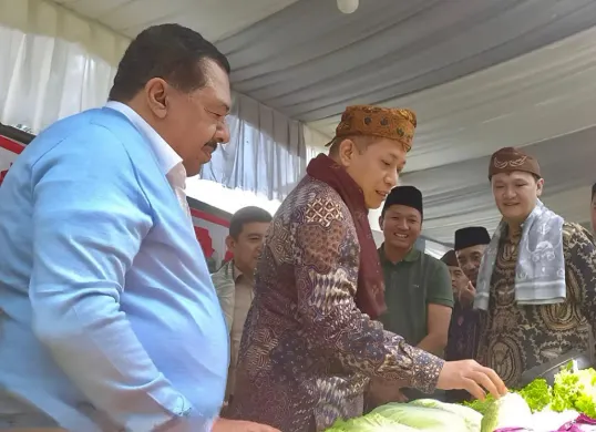 Menteri Koperasi dan UKM Ferry Juliantono (tengah), Dewan Penasehat MKK Habib Najib Attamimi (kiri), dan Kader Muda Golkar sekaligus Pemimpin Umum Poskota Azisoko Harmoko (kanan) di Probolinggo, Sabtu, 1 November 2025. (Sumber: Dok. Istimewa)