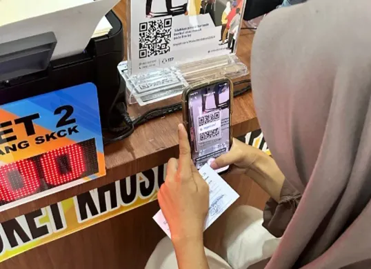 Pemohon saat memindai barcode aplikasi Super App Polri untuk pembuatan SKCK di Mapolres Serang. (Sumber: Dok. Satintelkam Polres Serang)