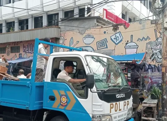 Penertiban lapak PKL yang berdiri diatas saluran air di wilayah Grogol Petamburan, Jakarta Barat. (Sumber: Istimewa)