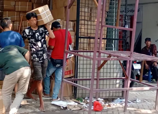 Aparat Polres Metro Jakarta Utara menggerebek sebuah ruko di kawasan Ancol, Pademangan, yang diduga menjadi lokasi pemalsuan perlengkapan makan program MBG. (Sumber: Dok Polres Metro Jakarta Utara)