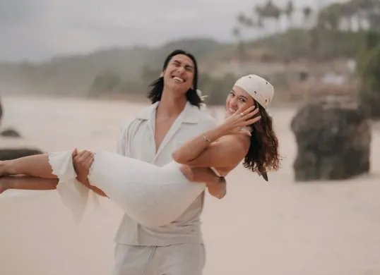 Pembalap, Sean Gelael, resmi melamar aktris Hana Malasan dalam sebuah momen romantis yang digelar di Nihi Sumba, Nusa Tenggara Timur (NTT). (Sumber: Instagram/@gelaelized)