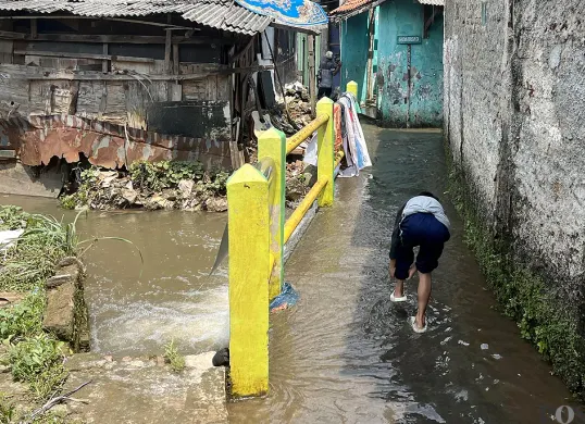 Kondisi permukiman warga di Jati Padang, Pasar Minggu, Jakarta Selatan, yang tergenang akibat tanggul Baswedan jebol pada Jumat, 31 Oktober 2025. (Sumber: POSKOTA | Foto: Pandi Ramedhan)