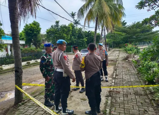 Aparat melakukan cek TKP temuan mortil aktif di pinggir danau Komplek AL Pangkalan Jati, Cinere, Kota Depok. (Sumber: Polsek Cinere)
