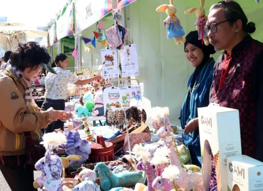 Pengunjung tampak antusias melihat dan membeli produk boneka handmade di booth Hub UMK Jakarta Raya binaan PLN UID Jakarta Raya di ajang MAMF 2025 di Changwon, Korea Selatan. (Sumber: Dok PLN UID Jakarta Raya)