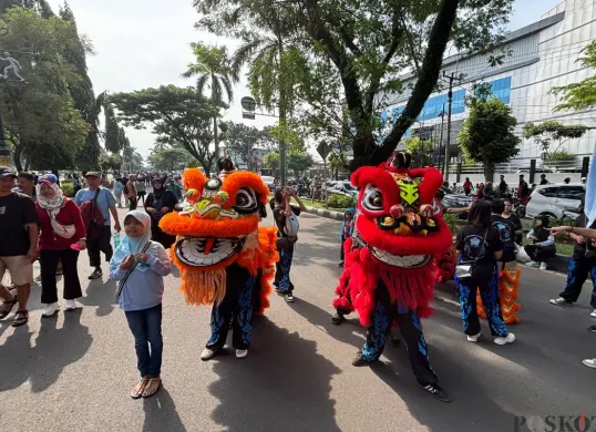 Pertunjukan barongsai pada CFD di Jalan Tegar Beriman, Cibinong, Kabupaten Bogor, Minggu, 2 November 2025. (Sumber: Poskota/Giffar Rivana)