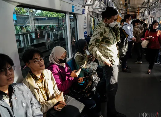 ejumlah pekerja  menaiki MRT saat jam pulang kerja di Jakarta. (Sumber: POSKOTA | Foto: Bilal Nugraha Ginanjar)