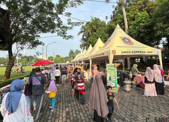 Tenda UMKM di CFD depan Gedung Tegar Beriman, Cibinong, Kabupaten Bogor, Minggu, 2 November 2025. (Sumber: Poskota/Giffar Rivana)