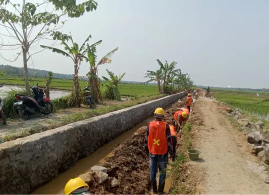 Para pekerja melakukan aktivitas pada proyek irigasi DI Cukang Sadang di Pagelaran, Kabupaten Pandeglang. (Sumber: Dok. Warga)