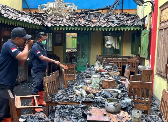 Petugas kepolisian saat melakukan olah TKP kebakaran di rumah makan kawasan Grand Kamala Lagoon, Kecamatan Bekasi Selatan, Kota Bekasi, pada Minggu, 2 November 2025. (Sumber: Istimewa)