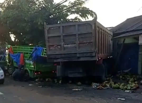 Tangkap layar kecelakaan lalu lintas terjadi di kawasan Cileungsi, Kabupaten Bogor, yang melibatkan dua truk dan satu motor.
