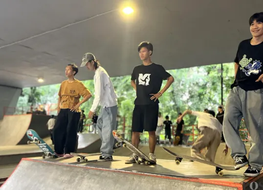 Ratusan skater berlomba dalam kejuaraan di Skatepark Slipi, Jakarta Pusat, Minggu, 2 November 2025. (Sumber: POSKOTA | Foto: Pandi Ramedhan)