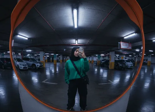 Hasil edit foto mirror selfie estetik pakai prompt Gemini AI. (Sumber: Gemini AI)