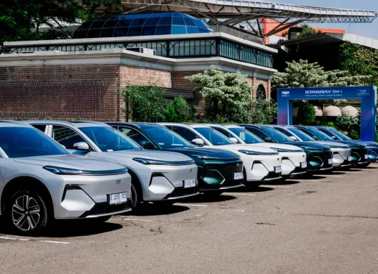Geely Auto Indonesia resmi menyerahkan unit mobil perdana Starray EM-i di Summarecon Mall Serpong, Kelapa Dua, Kabupaten Tangerang. (Sumber: Dok. Geely Indonesia)