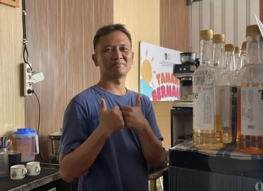 Budi Setiadi, mantan napi pengedar narkoba jenis sabu yang kini menjadi barista di Kafe Bapas Kelas 1A Jakarta Barat. (Sumber: POSKOTA | Foto: Pandi Ramedhan)