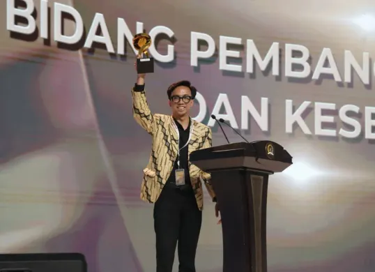 Pelopor bidang teknologi dan inovasi Aqsa Aufa Syauqi Sadana memenangkan DPD Award 2025 untuk Kategori Pembangunan Sosial dan Kesehatan. (Sumber: Dok. DPD RI)