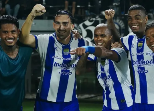 Para pemain Persib Bandung melakukan selebrasi usai mencetak gol ke gawang Bali United. (Sumber: Instagram/@persib)