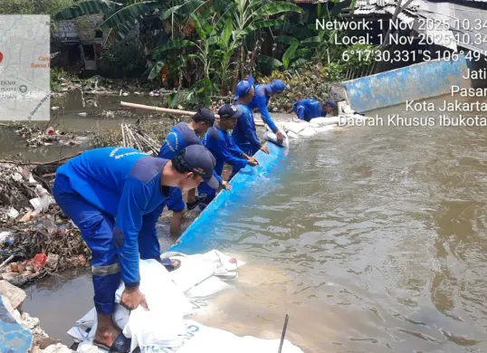 Petugas dari Dinas SDA Jakarta melakukan perbaikan tanggul yang jebol di Jati Padang, Pasar Minggu, Jakarta Selatan. (Sumber: Humas Pemprov Jakarta)