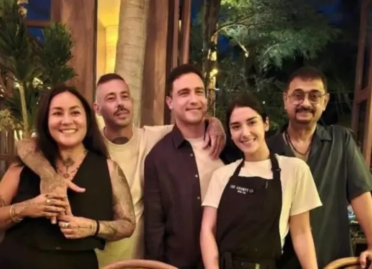 Foto yang viral di media sosial menampilkan Hamish Daud (ketiga dari kiri) bersama Sabrina Alatas (dua dari kanan). (Sumber: X/@bisulpecahhhh)