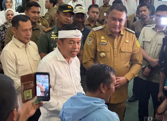 Gubernur Jabar, Dedi Mulyadi di kantor Setda Kabupaten Bogor, Senin, 3 November 2025. (Sumber: Poskota/Giffar Rivana)