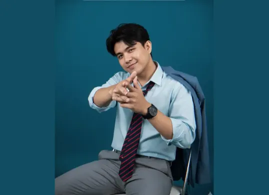 Edit Foto Studio dengan Gaya Finger Gun Pakai Gemini AI, Gini Caranya (Sumber: TikTok/@miftahularifin_93)
