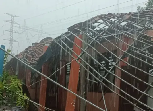 Atap kelas SMKN 1 Gunung Putri, Wanaherang, Kabupaten Bogor, ambruk diterjang hujan deras disertai angin kencang, Senin, 3 November 2025. (Sumber: Dok. Istimewa)