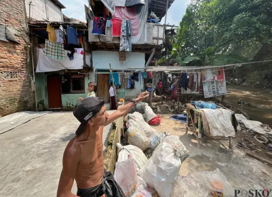 Saiful, 43 tahun, warga RT 04 RW 08 Kebon Pala, Kampung Melayu, Jakarta Timur, menunjukkan lantai dua rumahnya, Senin, 3 November 2025. (Sumber: Poskota/M. Tegar Jihad)