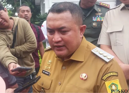 Bupati Bogor, Rudy Susmanto memberikan pernyataan kepada awak media di Pemkab Bogor, Senin, 3 November 2025. (Sumber: Poskota/Giffar Rivana)