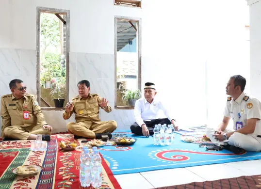 Bupati Tangerang, Moch. Maesyal Rasyid (kedua dari kiri) saat meninjau pembangunan Majelis Ta’lim Darul Mujtaba, Desa Klebet, Kecamatan Kemiri, Senin, 3 November 2025. (Sumber: Dok. Pemkab Tangerang)