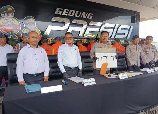 Konferensi pers pengungkapan kasus curanmor di Mapolres Metro Bekasi Kota, Marga Jaya, Bekasi Selatan, Senin, 3 November 2025. (Sumber: Poskota/Nurpini Aulia Rapika)