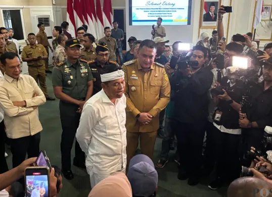 Gubernur Jabar Dedi Mulyadi didampingi Bupati Bogor Rudi Susmanto menemui warga terdampak penutupan tambang. (Sumber: Poskota/Giffar Rivana)