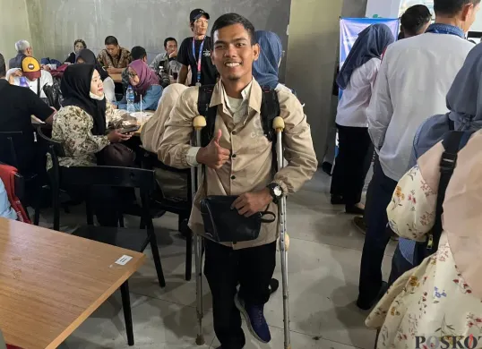 Arief, 24 tahun, disabilitas daksa sedang mencari pekerjaan di Jobfair di Taman Ismail Marjuki (TIM), Jakarta Pusat, Senin, 3 November 2025. (Sumber: Poskota/Pandi Ramedhan)