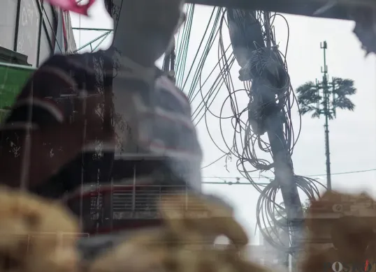 Kabel Utilitas Semrawut di Jalan Otista