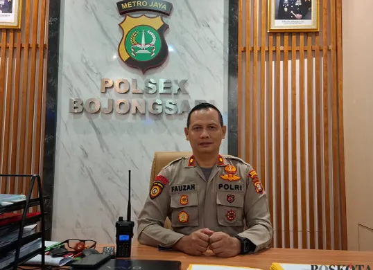 Kapolsek Bojongsari Kompol Fauzan Thohari memberikan keterangan terkait penangkapan tiga pelaku tawuran yang membacok dua pelajar di Sawangan, Depok. (Sumber: Poskota/Angga Pahlevi)