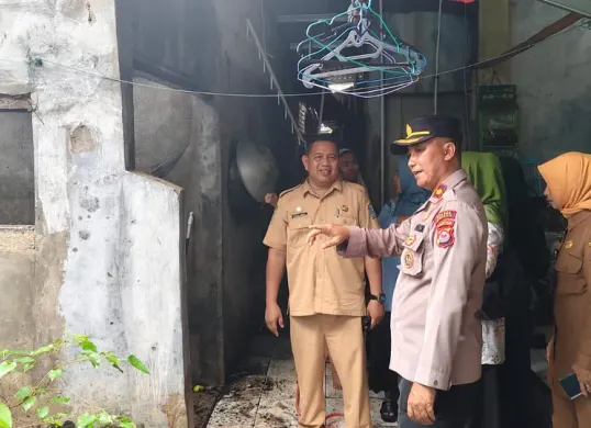 Kapolsek Kragilan Kompol Dwi Hary saat meninjau lokasi kebakaran rumah di Desa Cisait, Kabupaten Serang. (Sumber: Dok. Humas Polres Serang)