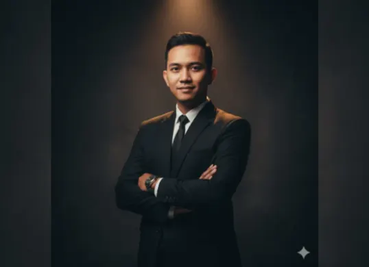 Kini kamu bisa tampil seperti boss muda lewat foto AI profesional. Simak kumpulan prompt Gemini AI yang bikin hasil fotomu tampak elegan dan bergaya mewah. (Sumber: Poskota/Gemini AI)