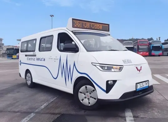 Wuling dan TransJakarta resmi menandatangani MoU untuk uji coba mobil listrik Mitra EV. (Sumber: Dok. Wuling)