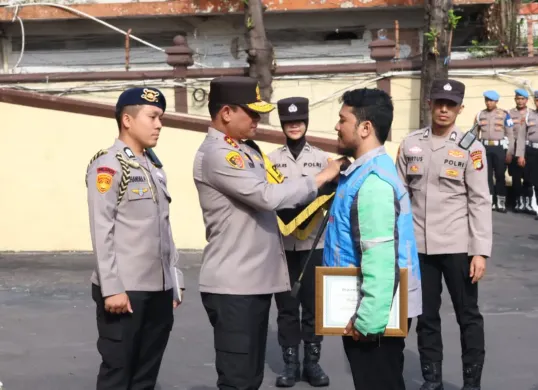 Kapolda Metro Jaya, Irjen Pol Asep Edi Suheri memberikan penghargaan kepada sopir ojek online (ojol) di Polres Metro Jakarta Timur, Senin, 3 November 2025. (Sumber: Dok. Humas Polda Metro Jaya)