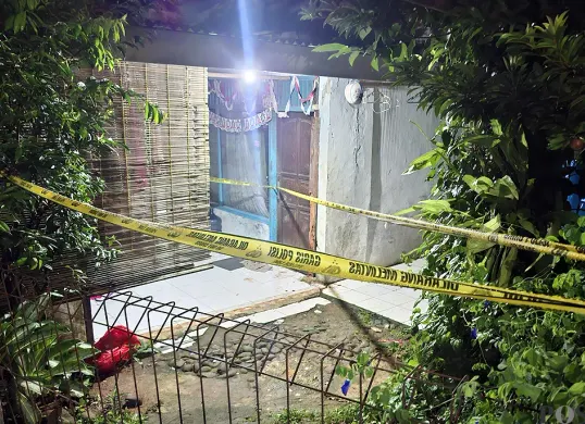 Kondisi rumah yang menjadi TKP pembunuhan seorang pemuda dipasang garis polisi di Kampung Panjang, Kecamatan Bojonggede, Kabupaten Bogor. (Sumber: POSKOTA | Foto: Angga Pahlevi)
