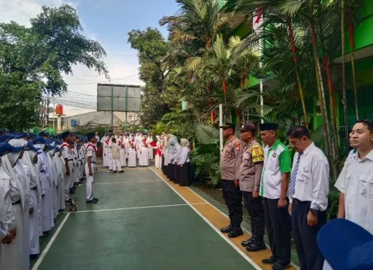Kapolsek Beji, Kompol Josman Harianja saat Irup Upacara di SMP Citra Negara, Kelurahan Tanah Baru, Kecamatan Beji, Kota Depok, Senin, 3 November 2025. (Sumber: Dok. Polsek Beji)