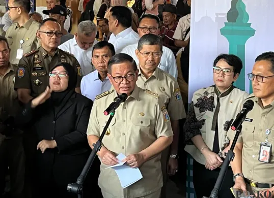 Gubernur Jakarta, Pramono Anung seusai membuka kegiatan Jobfair untuk disabilitas di Taman Ismail Marzuki (TIM), Jakarta Pusat, Senin, 3 November 2025. (Sumber: Poskota/Pandi Ramedhan)