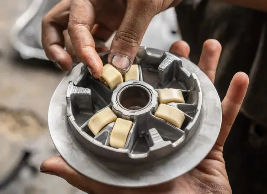 Roller motor matic berperan penting dalam sistem CVT dan akselerasi kendaraan. (Sumber: Dok. Suzuki Indonesia)