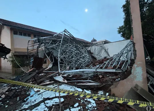 Penampakan kelas SMKN 1 Gunung Putri yang ambruk akibat hujan deras dan angin kencang yang melanda wilayah tersebut. (Sumber: Poskota/Giffar Rivana)