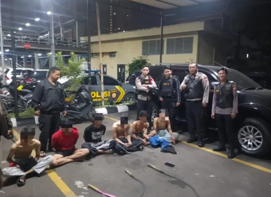 Tim Presisi Polres Metro Jakarta Pusat Amankan enam pelaku remaja tawuran beserta senjata tajam di Mapolrestro Jakarta Pusat. (Sumber: Polres Metro Jakpus)
